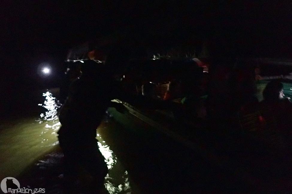 La lancha rápida que nos transportaba por el río Huallaga, en Perú, quedó varada por la noche en medio del río y tuvimos que bajarnos para empujarla y sacarla de la zona poco profunda..